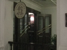 �z�e���̃o�[The Farquhar's Bar
