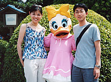 ���{�뉀�̑O�Ńf�C�W�[������
