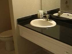 �o�X���[�����A�����J�̃z�e���ɂ��Ă͐�����������܂����B�r���̉��͂��邳���ł����E�E�B