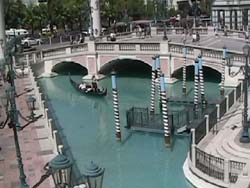�O�����h�L���i���V���b�v�X�O�̉^��